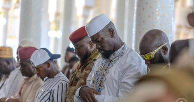 Grande Mosquée Fayçal : le Président Mamadi Doumbouya partage la prière du vendredi avec les fidèles