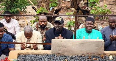 Kankan : Président Mamadi Doumbouya se recueille sur la tombe de son défunt père avant la Tabaski