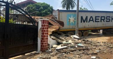Taouyah : une concession lourdement endommagée après la sortie de route d’un camion-remorque