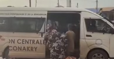 Guinée : un brigadier pénitentiaire suspendu pour avoir transporté des civils dans un véhicule réservé aux détenus