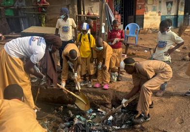 Conakry - Le groupe scolaire Abdoulaye Papa Camara engagé pour l’assainissement de son quartier...