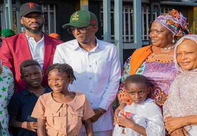 Conakry/Matam : Badra Koné célèbre les jeunes héros après l’incendie de l’école Elhadj Oumar Tall...