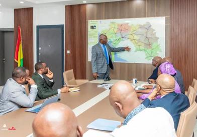 Guinée : Amadou Oury Bah met la pression pour accélérer les grands projets d'infrastructures...