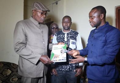 Guéckédou : le projet Fêter Autrement renforce l’éducation. Plus de 150 lunettes pharmaceutiques offertes aux enseignants....