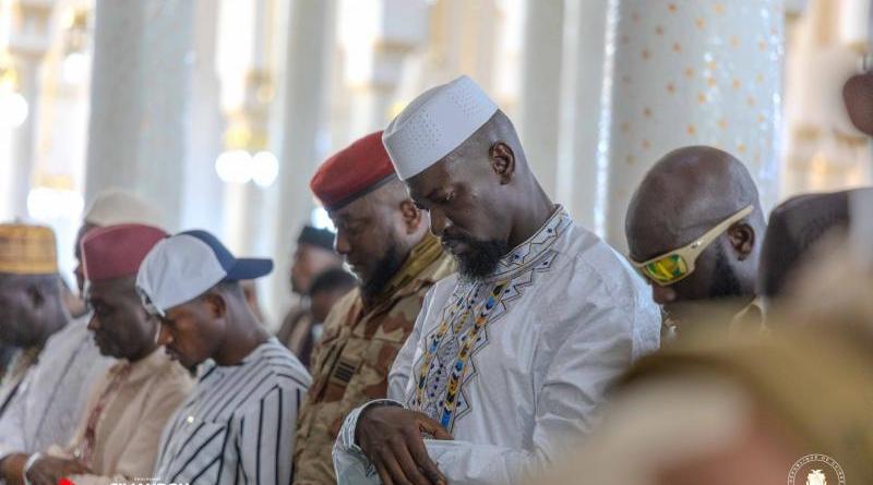 Grande Mosquée Fayçal : le Président Mamadi Doumbouya partage la prière du vendredi avec les fidèles