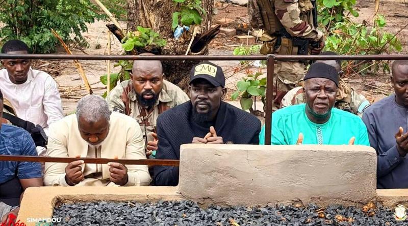 Kankan : Président Mamadi Doumbouya se recueille sur la tombe de son défunt père avant la Tabaski