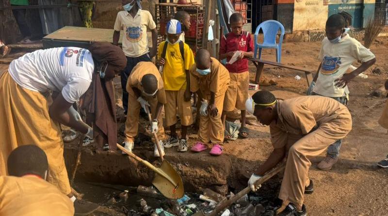 Conakry - Le groupe scolaire Abdoulaye Papa Camara engagé pour l’assainissement de son quartier Conakry - Le groupe scolaire Abdoulaye Papa Camara engagé pour l’assainissement de son quartier