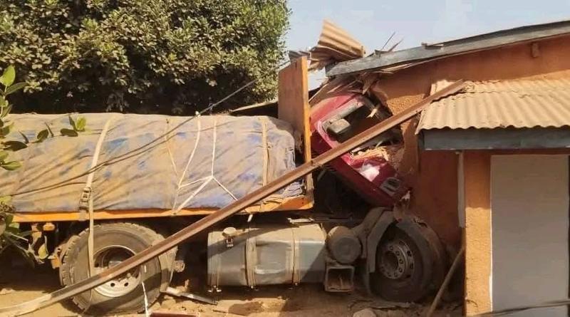 Drame routier à Kindia : un camion percute une habitation et tue une fillette