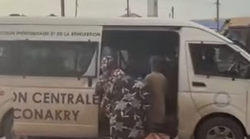 Guinée : un brigadier pénitentiaire suspendu pour avoir transporté des civils dans un véhicule réservé aux détenus Guinée : un brigadier pénitentiaire suspendu pour avoir transporté des civils dans un véhicule réservé aux détenus