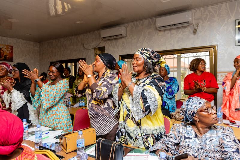 GuineeBuzz au coeur du programme Elles'Coaching Partenaire d'impact du programme, GuineeBuzz a suivi l'intégralité de la journée afin de documenter les échanges, recueillir les témoignages et rendre compte de la réalité des ateliers. Reportage à retrouver sur la chaine GuinéeBuzzTV qui met en lumière les expériences des participantes, le travail des facilitatrices ainsi que les dynamiques de solidarité qui se sont construites tout au long de la rencontre.